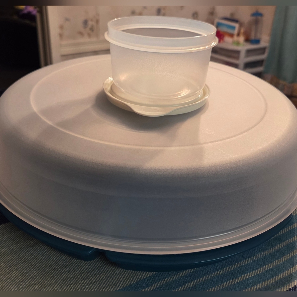 Tupperware Serving Center Set - Picture 3 of 3